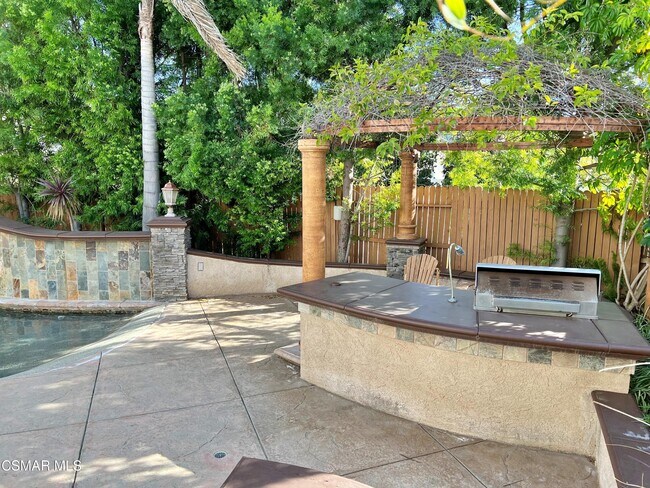 Building Photo - 518 Avenida Valencia