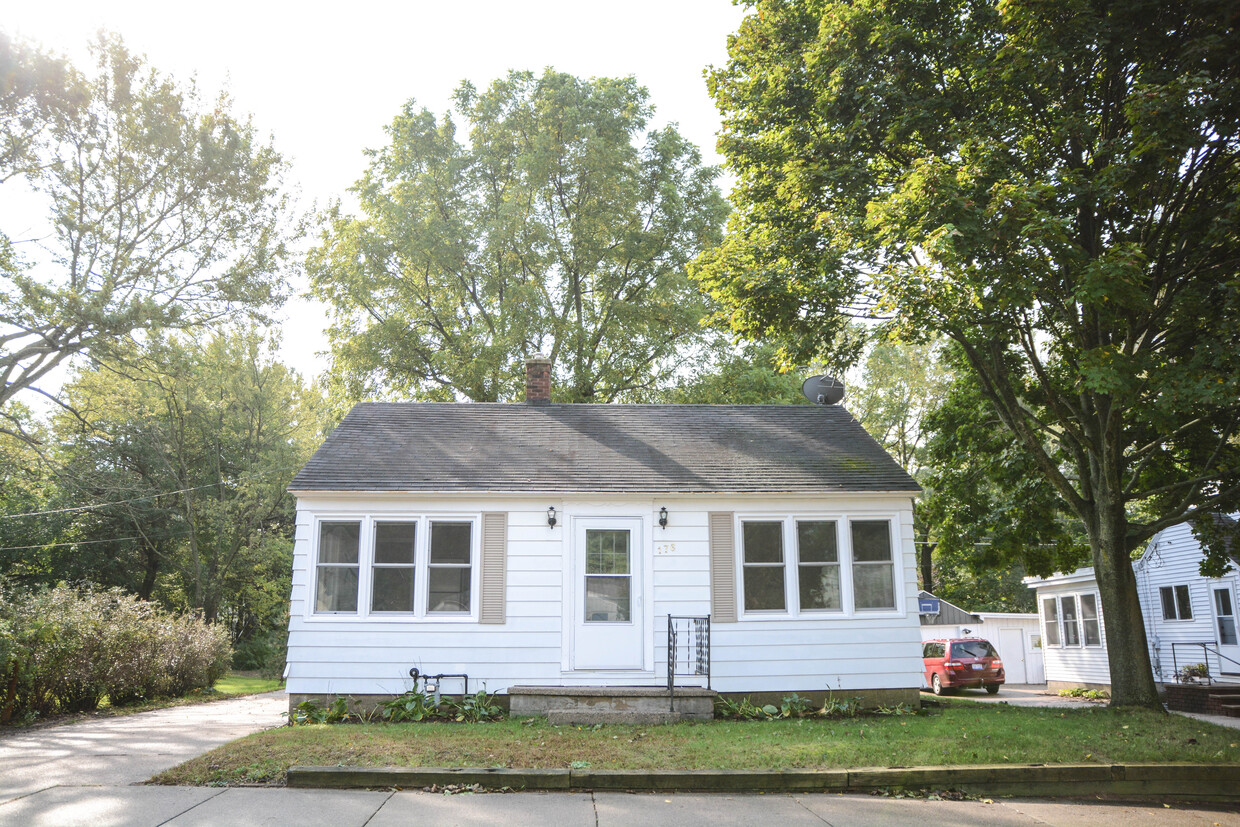 Newly remodeled 1 bedroom, 1 bathroom home in Maplewood area. Close to multiple parks, schools, churches, shopping and grocery stores and only minutes to downtown Holland and the I-96 onramp or US 31. Bonus room in basement with egress window and closet for additional living space. - 176 E 35th St