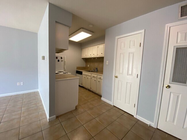 Foto del edificio - Cozy University View Condo Just Minutes from LSU