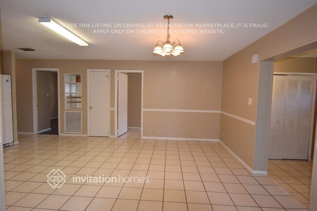Building Photo - 830 N Sunset Dr