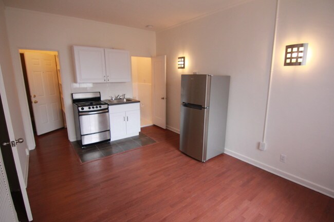Building Photo - 654 S Dunsmuir Ave
