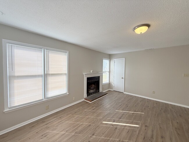 Building Photo - 2700 Lantern Walk SE