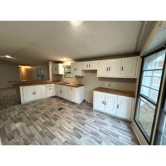 Building Photo - 4502 E Old Marion Hwy