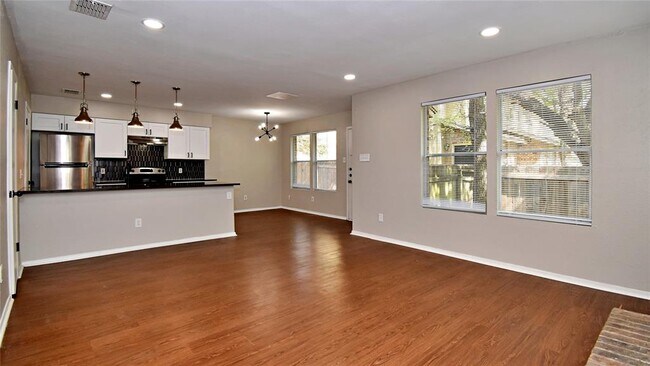 Foto del edificio - 4411 Whispering Valley Dr