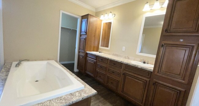 Foto del edificio - 758 Green Rd