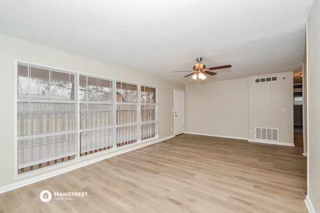 Building Photo - 8691 Bobolink Dr