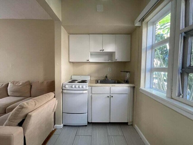 Building Photo - 233 Royal Poinciana Way
