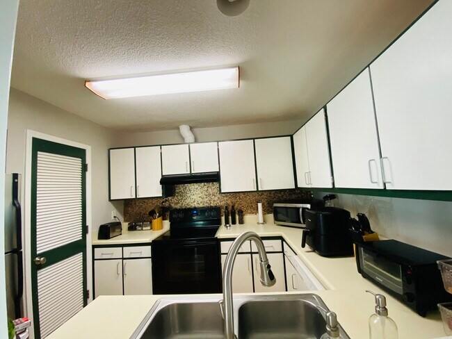 Building Photo - 104 Joanne Cir