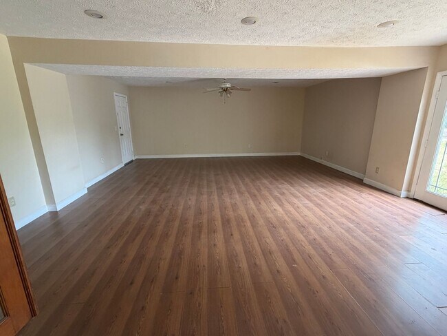 Building Photo - 3 bed 2 bath