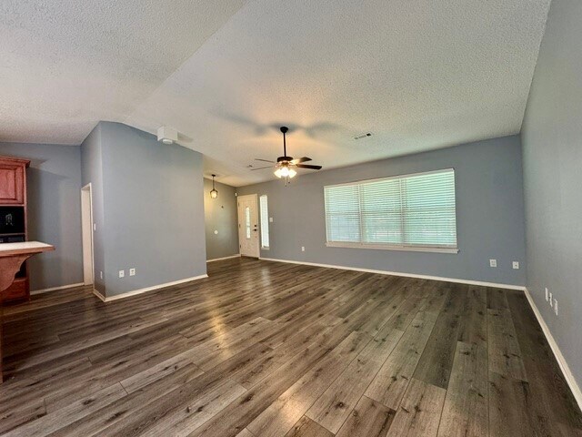 Foto del edificio - 13135 Pleasant Hill Rd