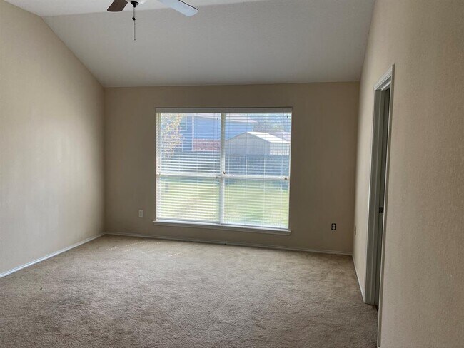 Building Photo - 116 Forest Creek Ln