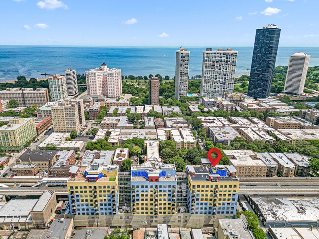 Vista aérea del edificio desde el este. - 1122 W Catalpa Ave