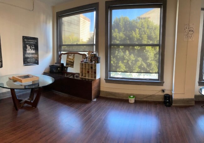 Foto del edificio - 108 W 2nd St