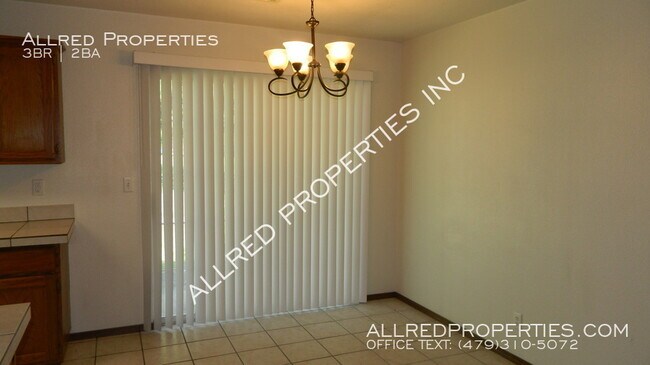 Building Photo - 822 N Daisy Ln