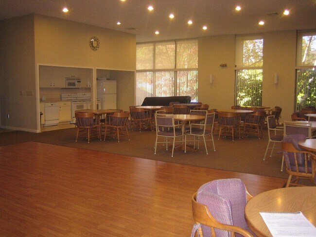 Building Photo - 402 Paradise Rd