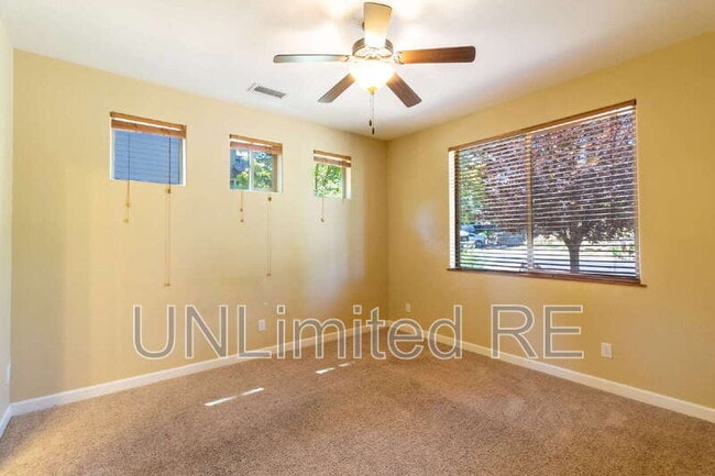 Building Photo - 425 E Woodland Dr