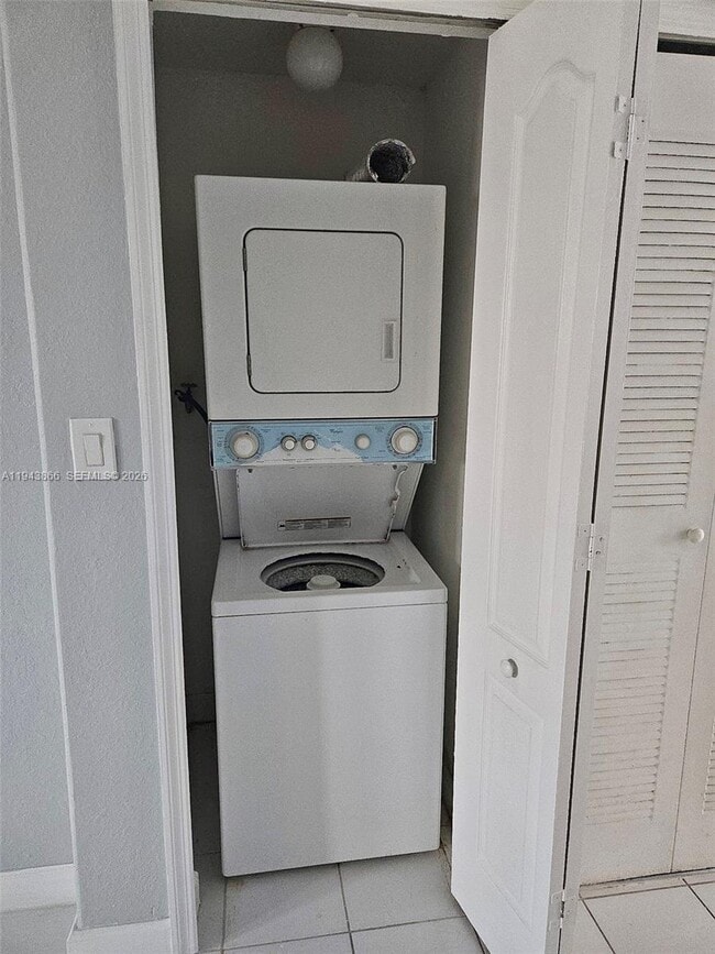 Building Photo - 2908 SE 17th Ave