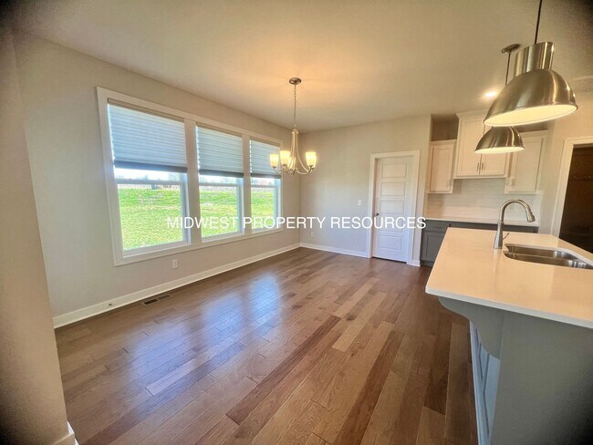 Building Photo - Amazing 5 Bedroom Home!