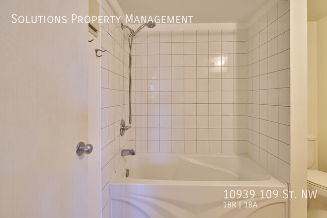 Building Photo - Bright and Spacious 1 Bedroom Unit