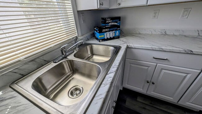 Foto del edificio - Updated 3-Bedroom | 1.5-Bath | Central AC | In-Unit Laundry – $1,800/month