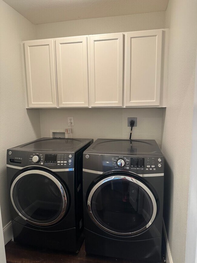 Building Photo - Gorgeous 3 Bedroom 2 Bath home in Piney Z ...