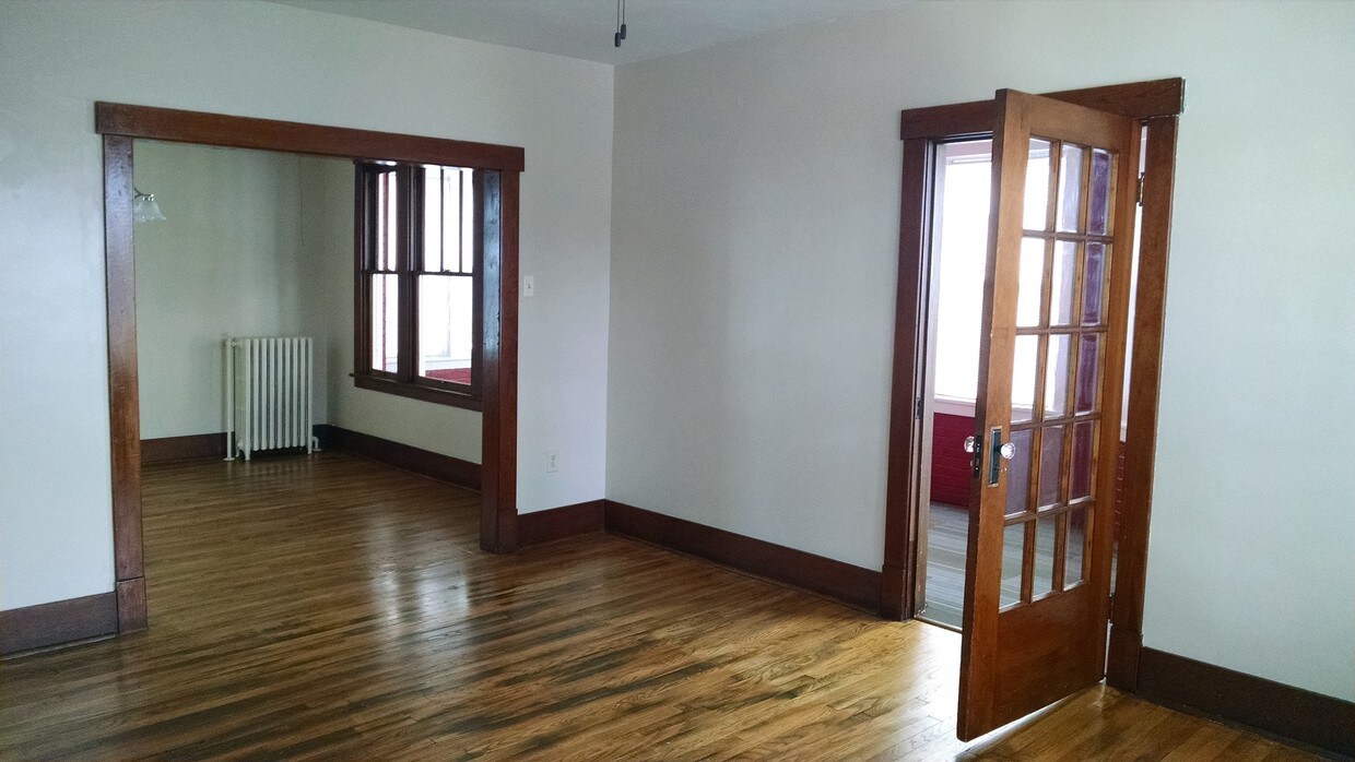Sala de estar que da al comedor/ solárium - 119 Mercer Ave