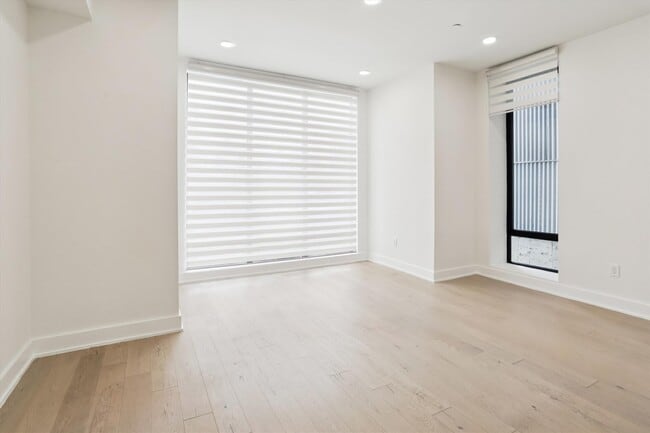 Building Photo - 517 Montana Ave NE