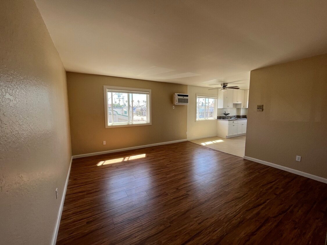 Primary Photo - 14601 Vanowen St