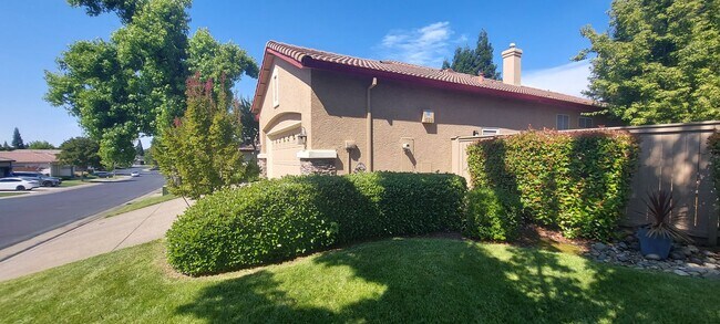 Foto del edificio - Gated: Single Story Heritage Oaks 3 Bedroom Plus Office/Den 3 Car Garage with lots of built in fo...