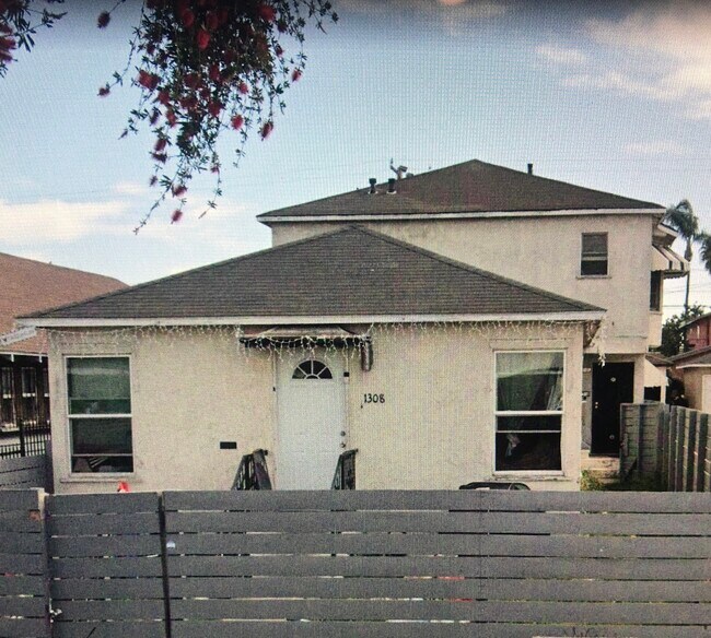 Building Photo - 1310 W 89th St