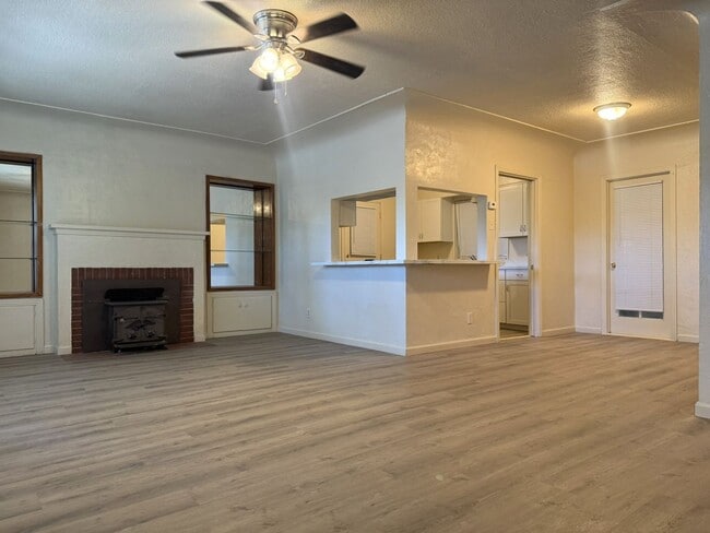 Building Photo - Charming and newly upgraded home. AVAILABL...