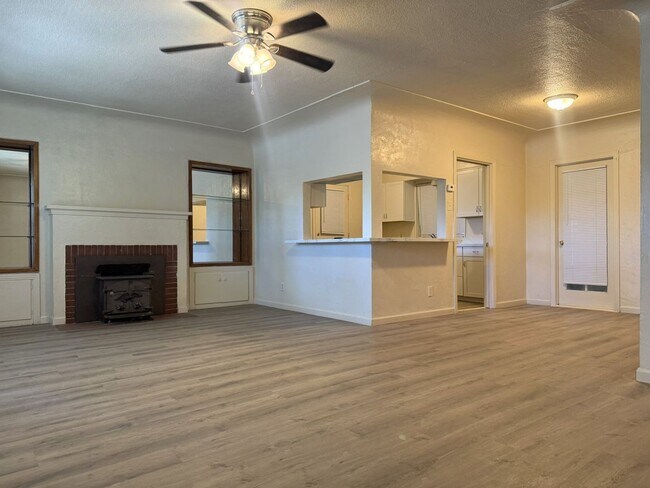 Foto del edificio - Charming and newly upgraded home. AVAILABL...