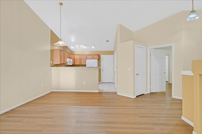 Building Photo - Green Valley Town House