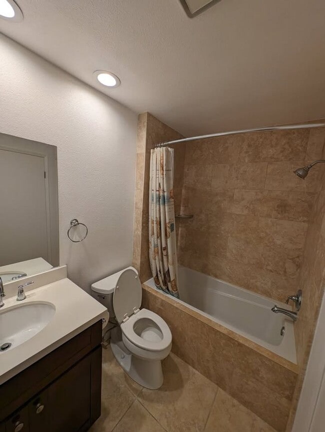 Building Photo - PICTURE PERFECT 2 BR/2 BATH PLUS LOFT "CRYSTAL CAY" COND0