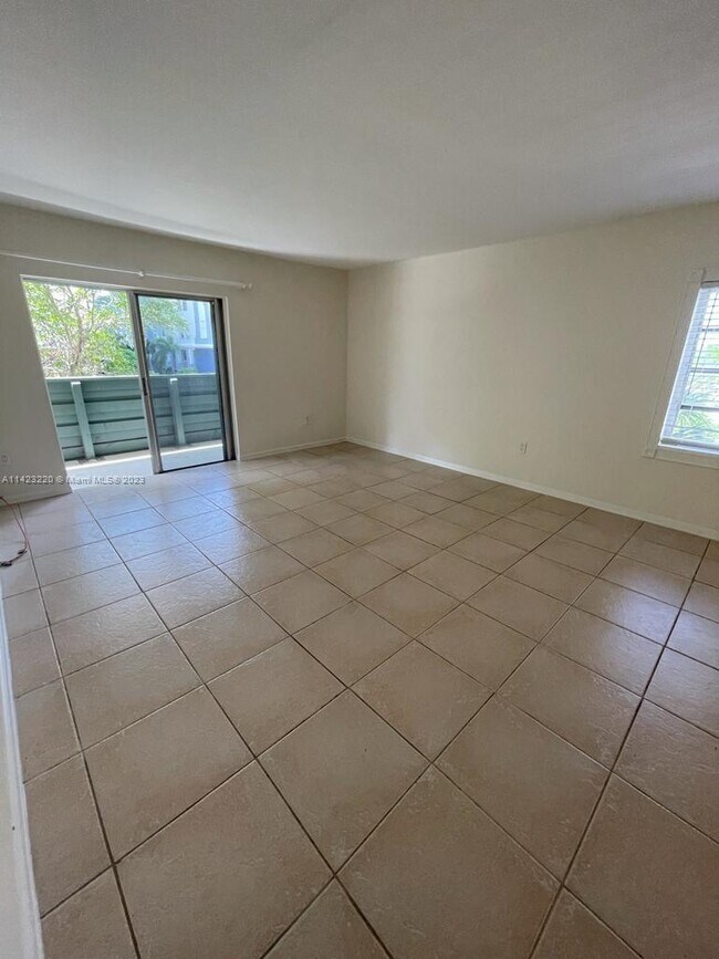 Foto del edificio - 8305 SW 72nd Ave