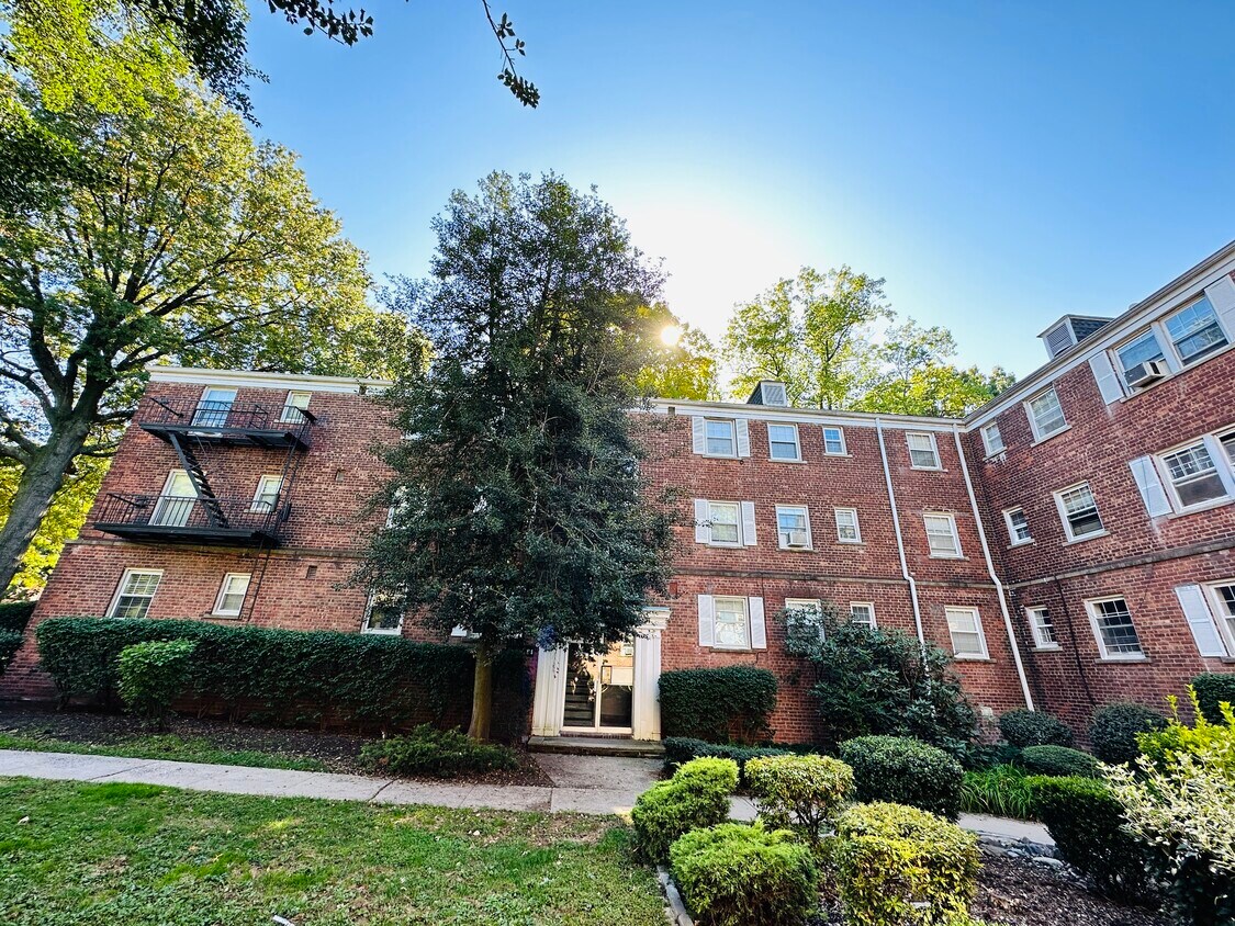 Primary Photo - 84 Forest Hill Pky