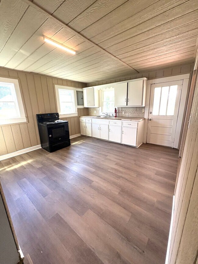 Foto del edificio - Affordable 3BR in Convenient Glasgow Location!