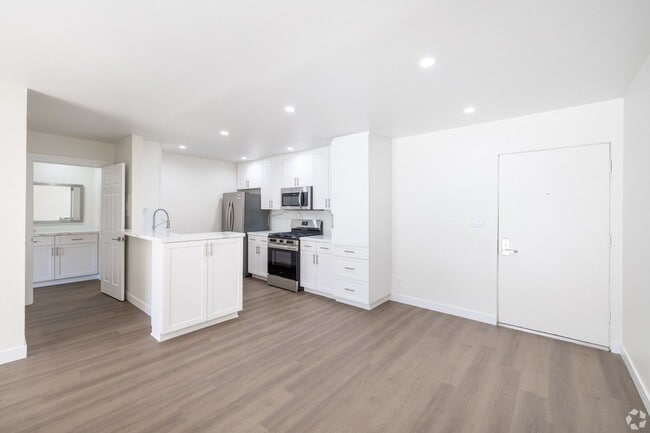 Interior Photo - Enclave 693