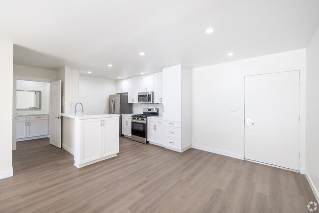 Interior Photo - Enclave 693