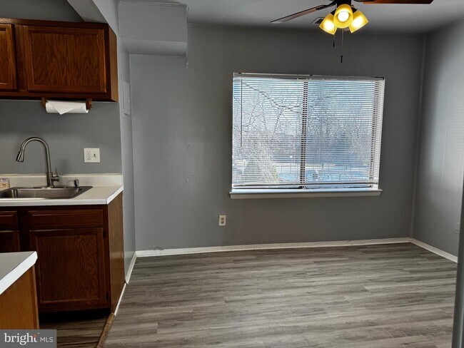 Foto del edificio - 11238 Cherry Hill Rd