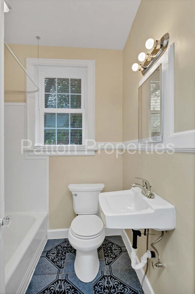 Foto del edificio - 822-824 Cedar Terrace - Inside CofC - R16404-08-23