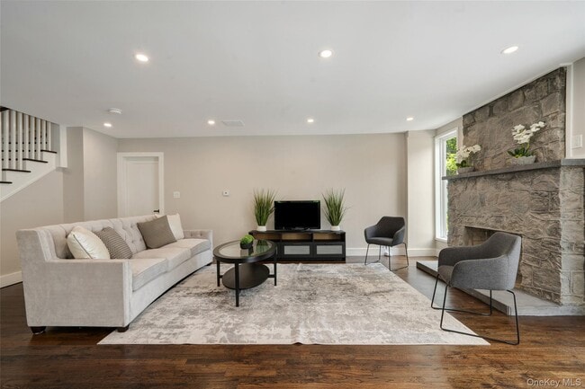 Building Photo - 390 E Main St