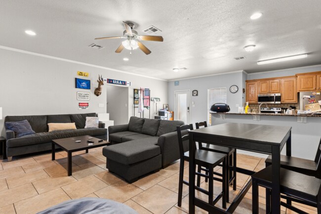 Foto del edificio - 5 bed 4 bath near campus!