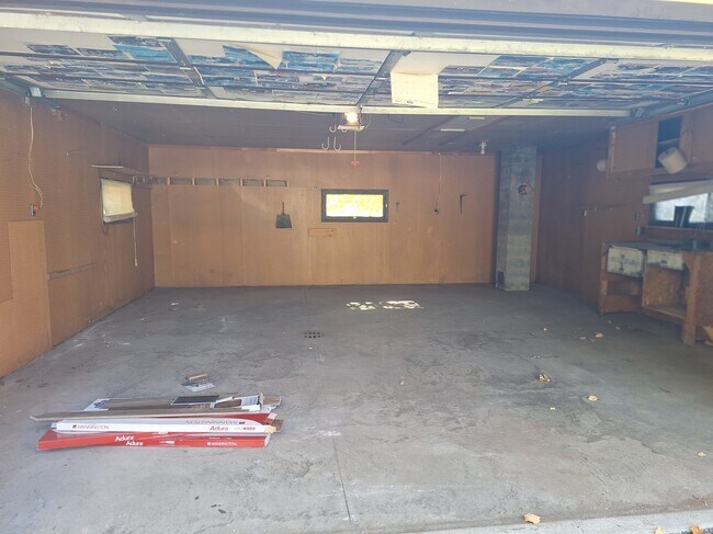 2 car garage - 1285 Glenview Dr