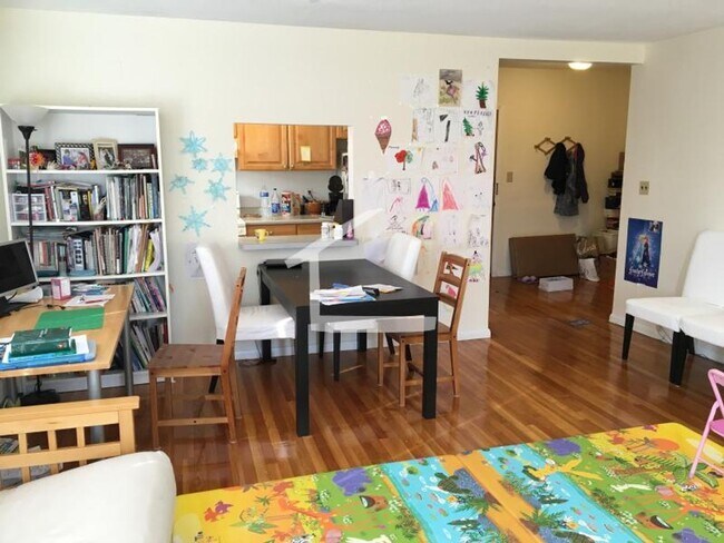 Foto del edificio - No Brokers Fee, Top Floor Unit, Elevator, Laundry on a Site, Central Heat/AC