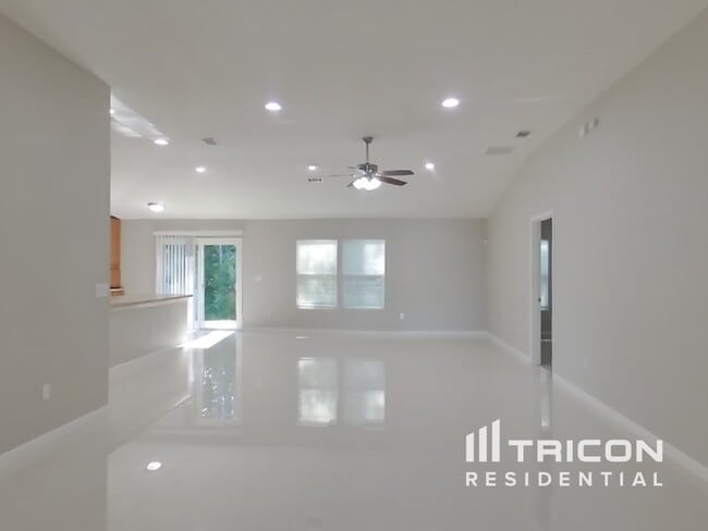 Building Photo - 15252 Bareback Dr