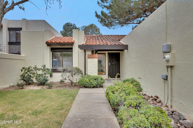 Building Photo - 620 Lakeway Dr