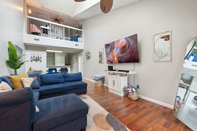 Foto del edificio - Light filled 1 BR/BA Condo with Loft!  Com...