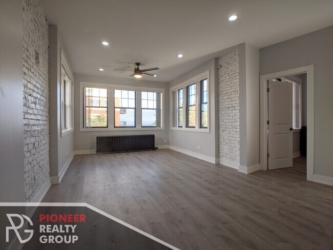 Building Photo - 7624 N Eastlake Ter