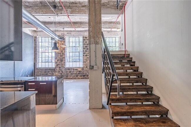 Building Photo - 650 Glen Iris Dr NE